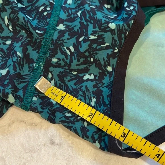 Lululemon Speed Shorts, Green & Black, 4 way stretch, size 4 - Picture 4 of 4